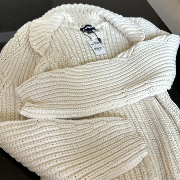 Express cable knot low cut cropped sweater! - Picture 4 of 8